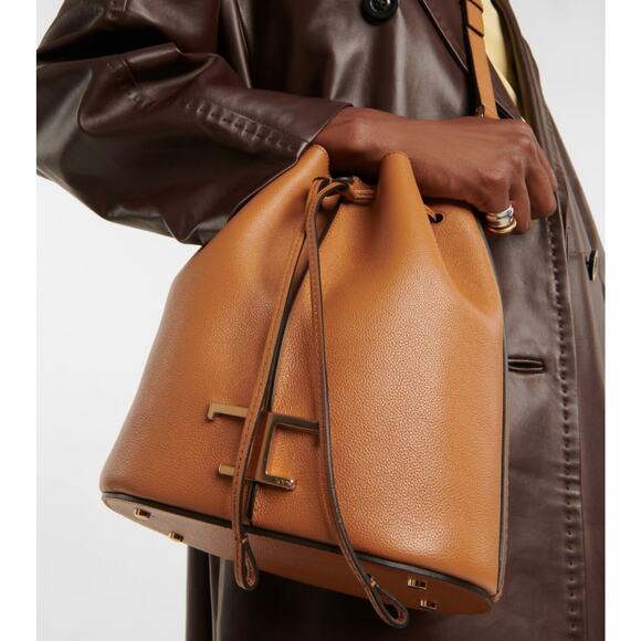 Tod's Timeless Small Leather Bucket Bag - Picture 3 of 16